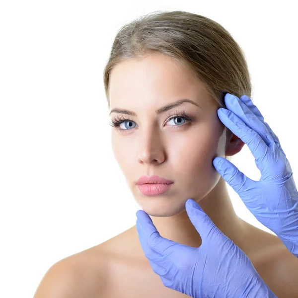 Schönheitsbehandlung Für Junge Schöne Weibliche Gesicht Arzthand Handschuhen Berühren Gesicht — Stockfoto