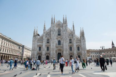 Katedral Duomo di Milano ve Vittorio Emanuele 'nin galerisi Square Piazza Duomo, Milan, İtalya, Avrupa' da. 22 Nisan 2018.