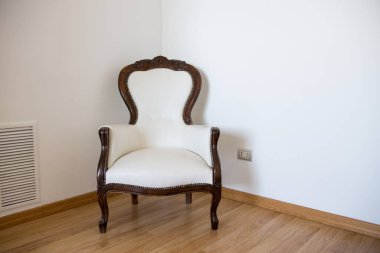 Koltuğu ve beyaz duvarı olan boş bir oda. Soyut konaklama. Konaklamada minimalizm.