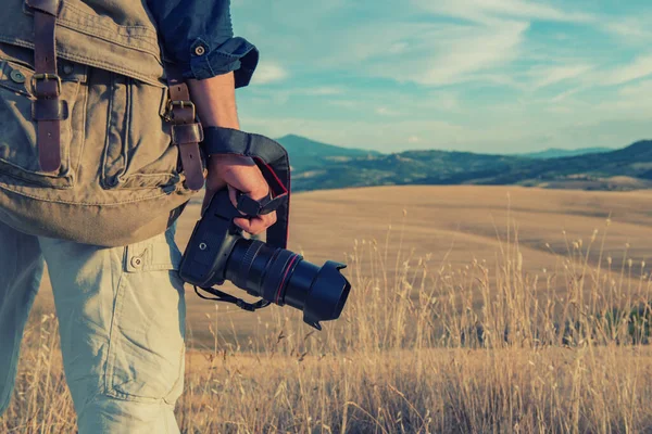 Człowiek Profesjonalny Fotograf Aparatem Cyfrowym Spaceruje Polach Toskańskich Photo Camera — Zdjęcie stockowe