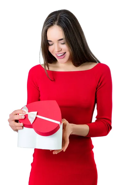 Hermosa Mujer Joven Sonriente Feliz Sosteniendo Caja Regalo Corazón Rojo — Foto de Stock