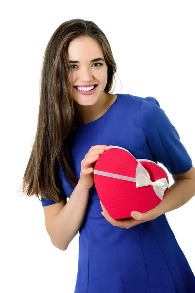 Hermosa Mujer Joven Sonriente Feliz Sosteniendo Caja Regalo Corazón Rojo — Foto de Stock