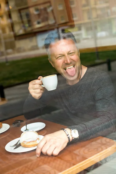 Attraktivt Leende Rolig Mitten Vuxen Man Dricka Morgon Kaffe Café — Stockfoto