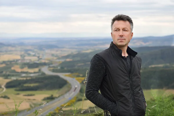 Hombre Guapo Retrato Masculino Aire Libre Sobre Paisaje Natural Navarra —  Fotos de Stock