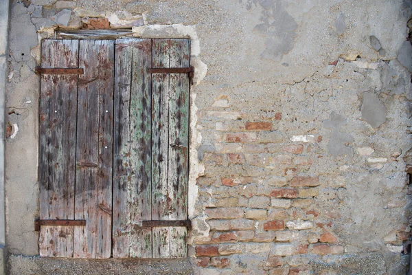 Old Dirty Wall Closed Window Shutters Aged Italian Street Wall — Stock Photo, Image