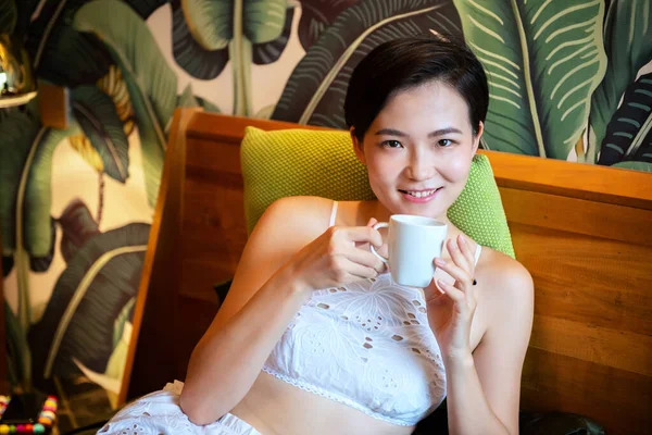 Schöne Chinesische Junge Frau Pyjama Liegt Bett Und Trinkt Kaffee — Stockfoto