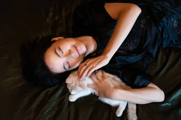 Belle Jeune Femme Chinoise Pyjama Dort Lit Avec Son Chaton — Photo