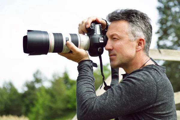 Mies Ammattivalokuvaaja Digitaalikameralla Ottaa Kuvia Ulkona Valokuvakamera Miesten Käsissä Määräpaikka — kuvapankkivalokuva