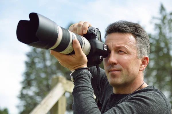 디지털 카메라를 옥외에서 사진을 찍는다 카메라 일하는 목적지 사진사 렌즈가 — 스톡 사진