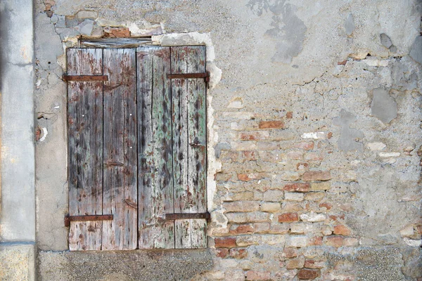 Vecchio Muro Sporco Con Finestra Chiusa Con Persiane Invecchiato Sfondo — Foto Stock