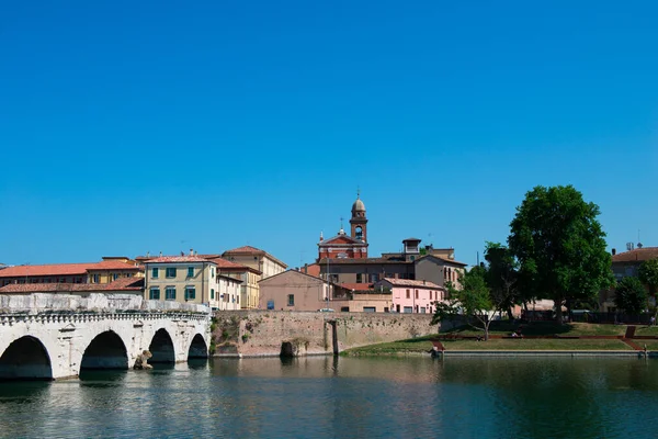 Живописный Вид Канал Древним Мостом Старым Центром Города Римини Италия — стоковое фото