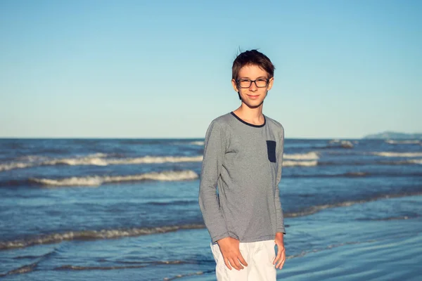 Junge Posiert Sommerstrand Nette Brille Lächelnd Glücklich Jahre Alten Jungen — Stockfoto