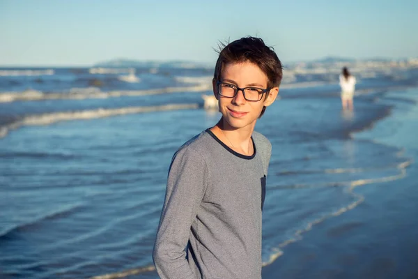 Junge Posiert Sommerstrand Netter Lächelnder Glücklicher Jähriger Junge Meer Kinderporträt — Stockfoto