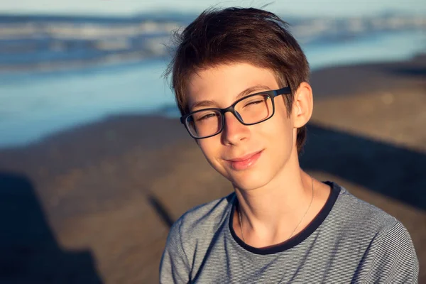 Jonge Jongen Poserend Het Zomerstrand Schattig Spektakel Lachend Gelukkig Jaar — Stockfoto