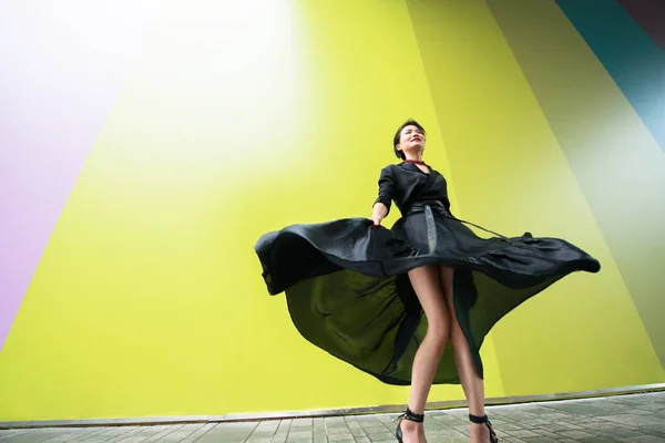 Γυναίκα Της Μόδας Νεαρό Όμορφο Κινέζικο Κορίτσι Χορεύει Υπαίθριο Φορώντας — Φωτογραφία Αρχείου