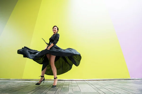 Mulher Moda Menina Chinesa Bonita Nova Dançando Livre Vestindo Vestido — Fotografia de Stock