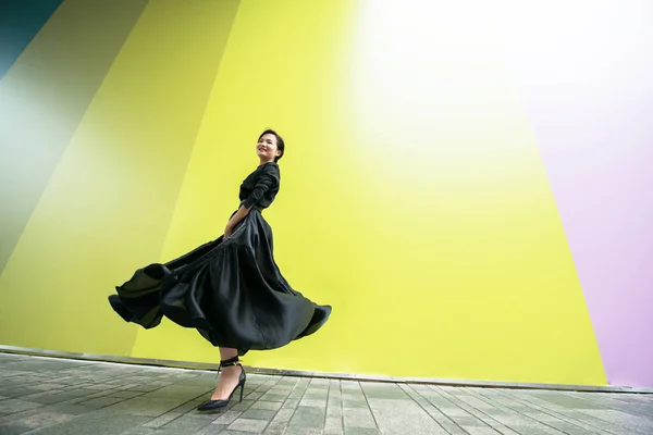 Женщина Моды Молодая Красивая Китайская Девушка Танцует Открытом Воздухе Длинном — стоковое фото
