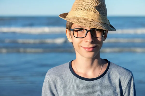 Mladý Chlapec Pózuje Klobouku Letní Pláži Roztomilý Okázale Usměvavý Šťastný — Stock fotografie