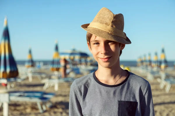 Ένα Νεαρό Αγόρι Καπέλο Ποζάρει Στην Καλοκαιρινή Παραλία Χαριτωμένο Χαμογελαστό — Φωτογραφία Αρχείου