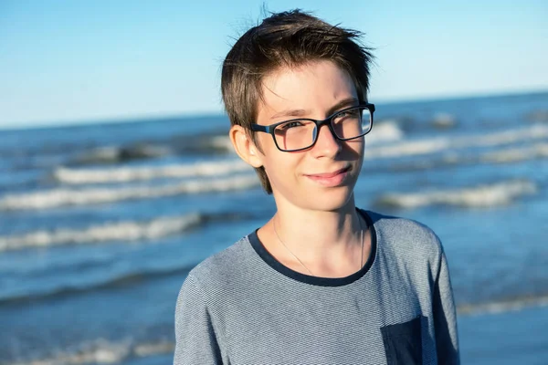 Junge Posiert Sommerstrand Netter Lächelnder Glücklicher Jähriger Junge Meer Kinderporträt — Stockfoto