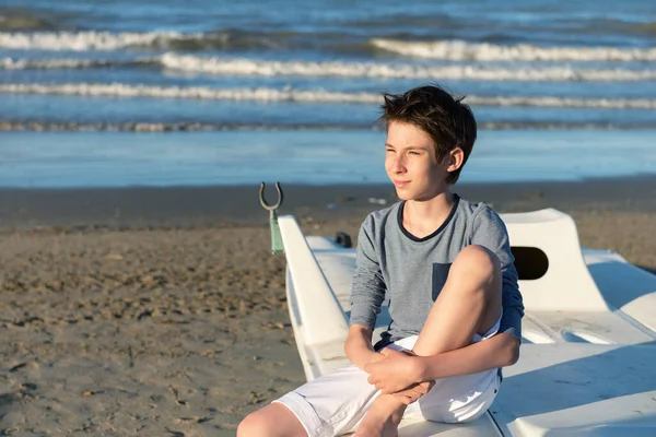 Νεαρό Αγόρι Κάθεται Καταμαράν Στην Καλοκαιρινή Παραλία Χαριτωμένο Χαμογελαστό Χαρούμενο — Φωτογραφία Αρχείου