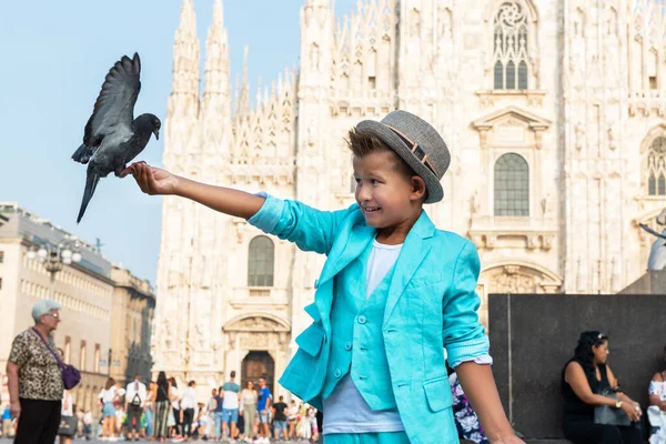 Mladý Chlapec Pózuje Holuby Milánské Ulici Starobylým Kostelem Duomo Milano — Stock fotografie