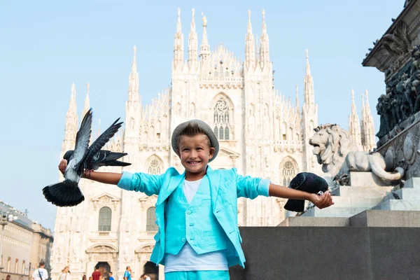 Mladý Chlapec Pózuje Holuby Milánské Ulici Starobylým Kostelem Duomo Milano — Stock fotografie