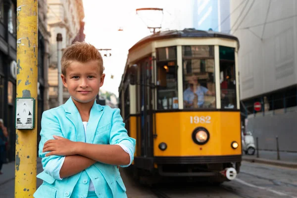 Мальчик Позирует Улице Милана Старым Трамваем Заднем Плане Симпатичный Счастливый — стоковое фото