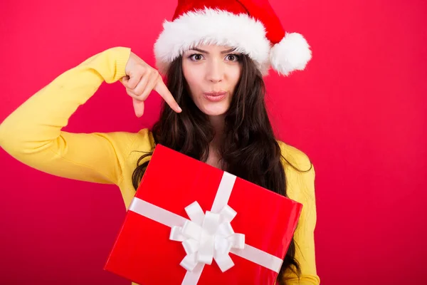 Weihnachtsmädchen Junge Hübsche Lächelnde Frau Mit Geschenkbox Isoliert Auf Rotem — Stockfoto