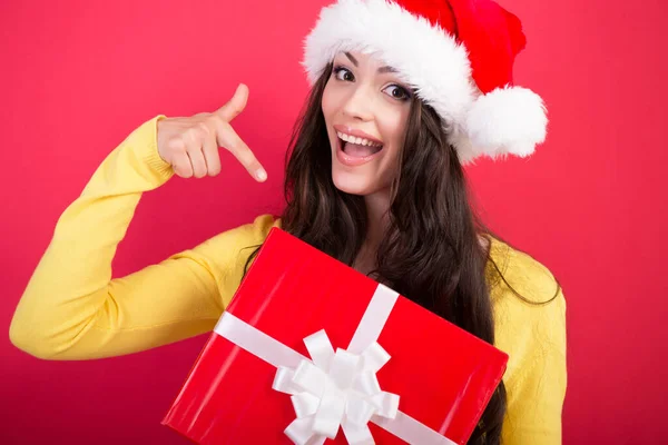 クリスマス ガール ギフトボックスを持っている若いかなり笑顔の女性 赤の背景に隔離されました 新年とX マスの休日の概念 — ストック写真