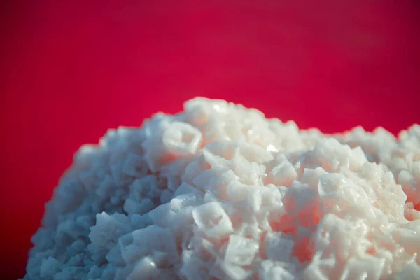 塩採掘 塩の結晶と塩辛いピンクの湖 非常に塩辛いピンクの湖 トルレビエハの結晶塩鉱床を持つ微細藻類によって着色 スペイン — ストック写真