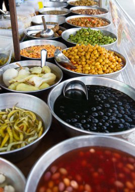 Açık hava İspanyol pazarında tuzlu zeytin, soğan, biber ve diğer tuzlama ürünleri satılıyor. Foo.