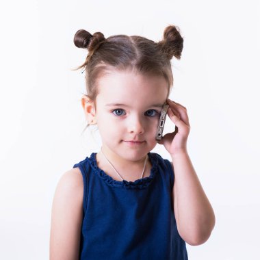 Cep telefonundan konuşan küçük bir kız. Cep telefonu kullanan çocuk.