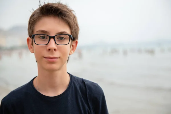 Knappe Jongen Het Strand Alicante Prachtige Kalme Lachende Tienerjongen Aan — Stockfoto