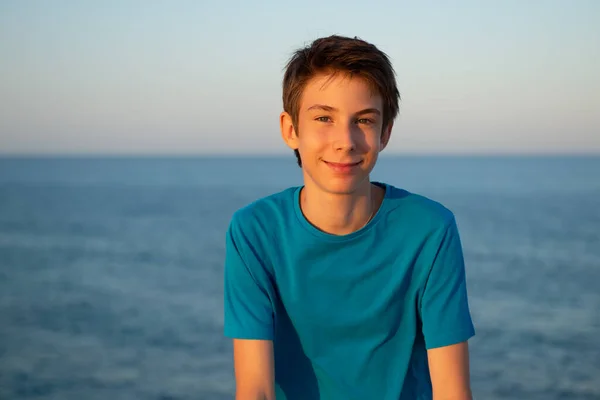 Knappe Jongen Het Strand Mooie Kalme Lachende Tienerjongen Aan Middellandse — Stockfoto