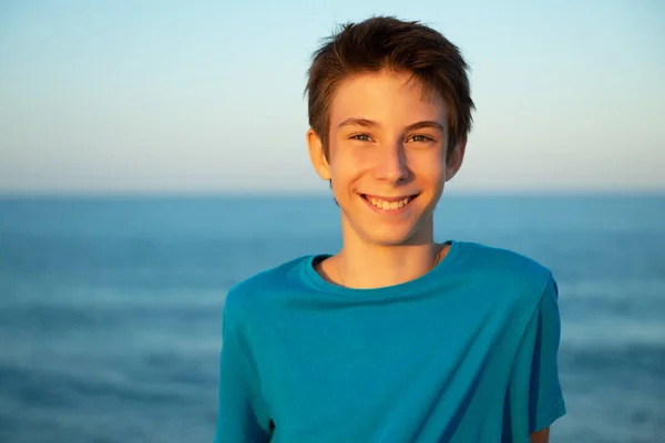 Нахабний Хлопчик Пляжі Узбережжі Середземного Моря Приємний Тихий Усміхнений Юнак — стокове фото