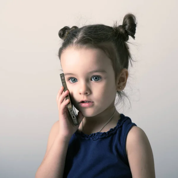 Een Meisje Met Een Mobieltje Kind Met Behulp Van Een — Stockfoto