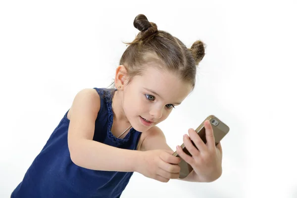 Retrato Niña Alegre Fresca Tomando Fotos Con Teléfono Inteligente Lindo —  Fotos de Stock