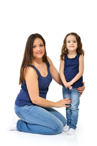母亲和女儿 白色背景下的小女孩与母亲的画像 — 图库照片