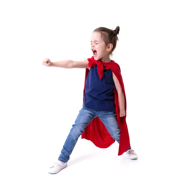 青いTシャツと赤いマントルでスーパーヒーローのように飛ぶ愛らしい少女 スーパーガール 新世代は世界を救う 悪への勝利だ 面白い子供の肖像画 — ストック写真