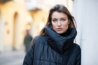 Siyah giysili beyaz bir kadın. İtalya, Milan 'da güzel beyaz bir kız poz veriyor. Sokak modası, kış havası.