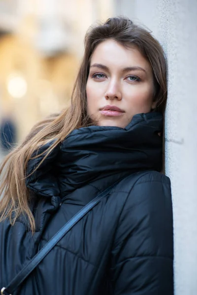 Jonge Blanke Vrouw Gekleed Zwarte Kleren Prachtig Blank Meisje Poseren — Stockfoto