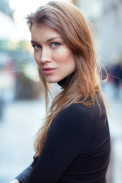 Young Caucasian Fashionable Woman Dressed Black Clothesposing Outdoor Christmas Eve — Stock Photo, Image