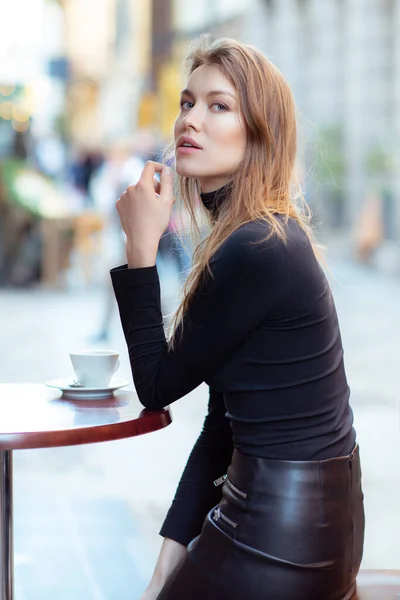Jonge Blanke Modieuze Vrouw Gekleed Zwarte Kleren Drinkt Koffie Buiten — Stockfoto