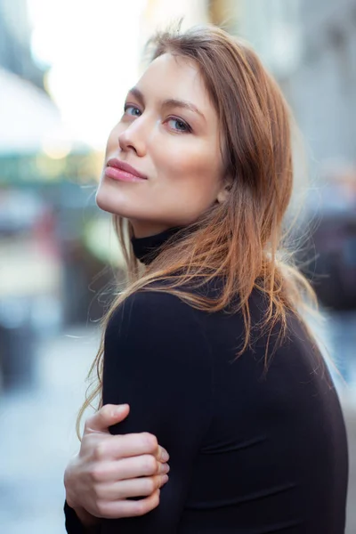 Joven Mujer Caucásica Moda Vestida Con Ropa Negraesposing Aire Libre — Foto de Stock