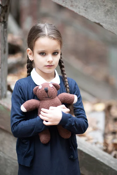 Gyönyörű Kis Barna Lány Copfokkal Sötétkék Ruhában Áll Misztikus Elhagyatott — Stock Fotó