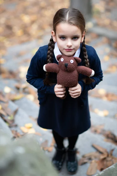 Mooi Eenzaam Klein Meisje Met Staartjes Gekleed Donkerblauw Staan Buurt — Stockfoto
