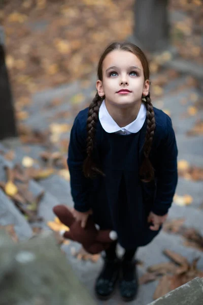 Mooi Eenzaam Klein Meisje Met Staartjes Gekleed Donkerblauw Staan Buurt — Stockfoto
