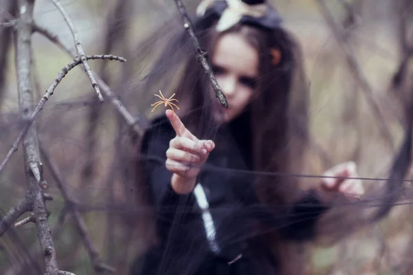 Hermosa Niñita Vestida Con Vestido Bruja Araña Hattouching Con Dedo —  Fotos de Stock