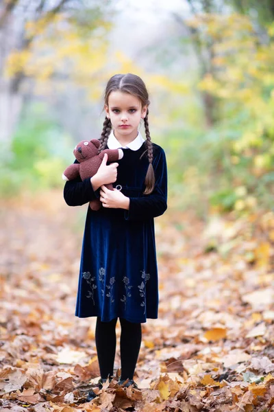 Mooi Klein Meisje Met Lang Brunette Haar Gekleed Zwart Fluwelen — Stockfoto